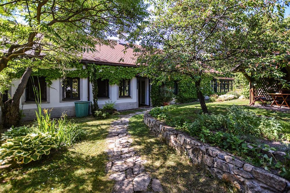 Ferienwohnung Dum V Zahrade Písek Exterior foto